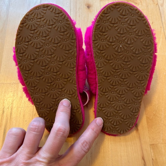 Cutest toddler Ugg slippers - Picture 3 of 4